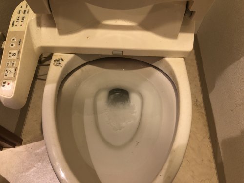 トイレタンクから便器内に水漏れ原因！