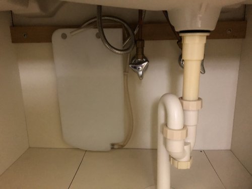 洗面台の下にあるタンクに水が一杯に溜まっている原因！
